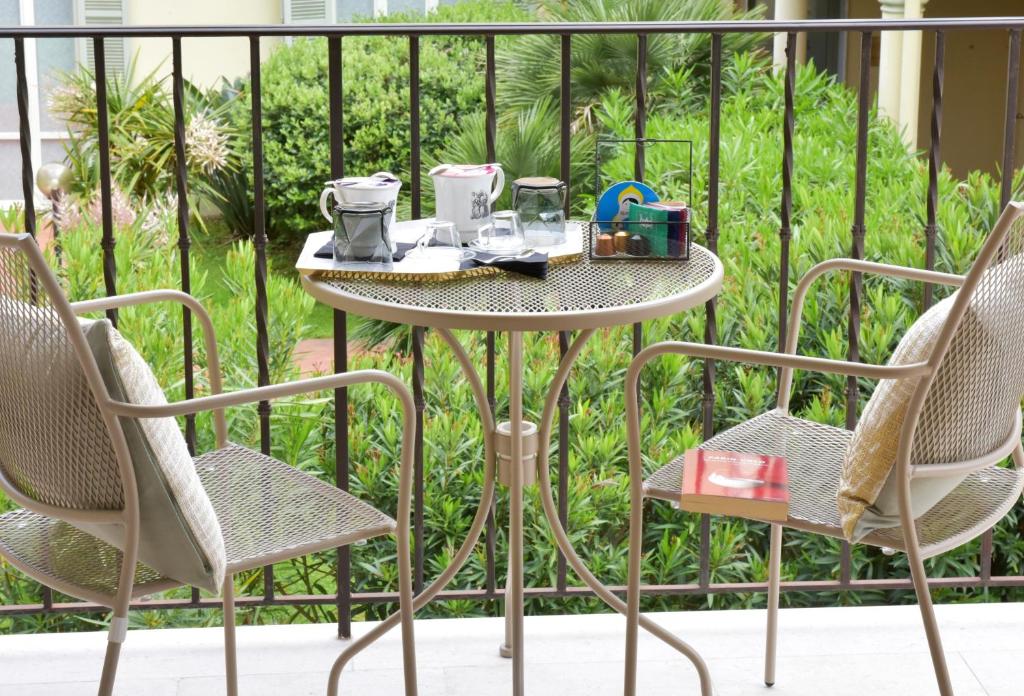 Il tavolino sul balcone con caffè e tè, affacciato sul verde