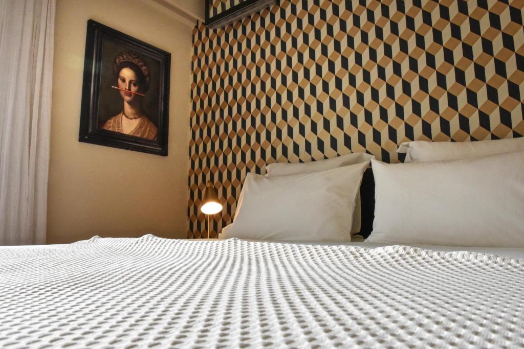 Camera Delano con carta da parati geometrica e letto matrimoniale