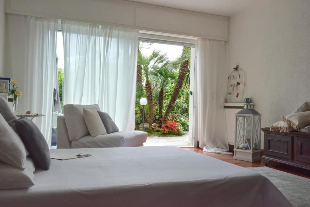 Il Loft Garden aperto sul giardino con le palme