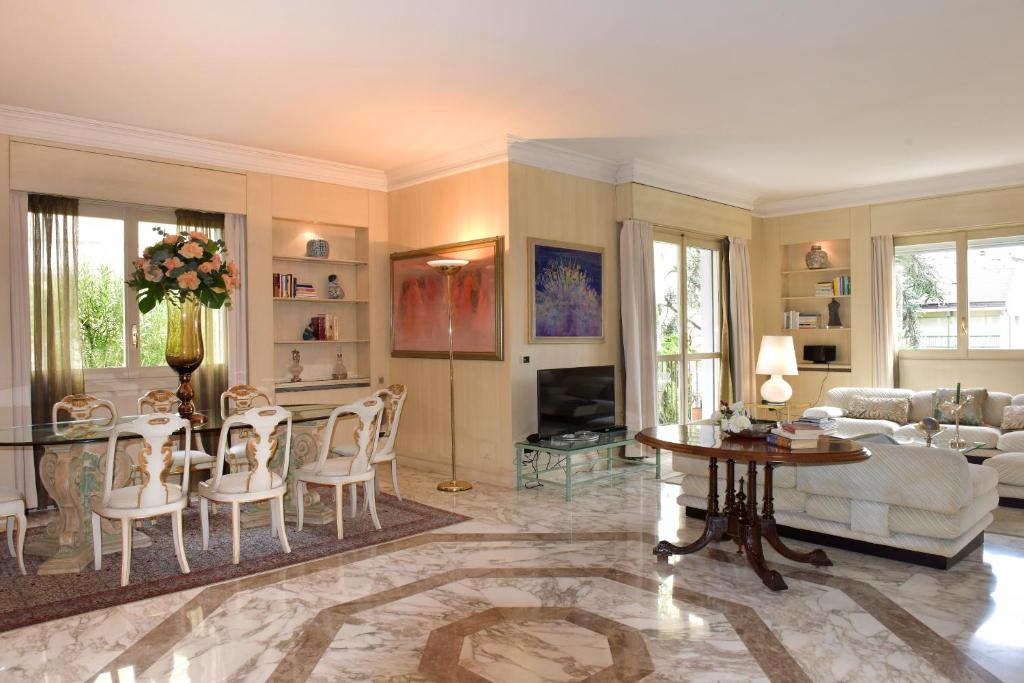Il salone della villa con pavimento in marmo, tavolo e divani