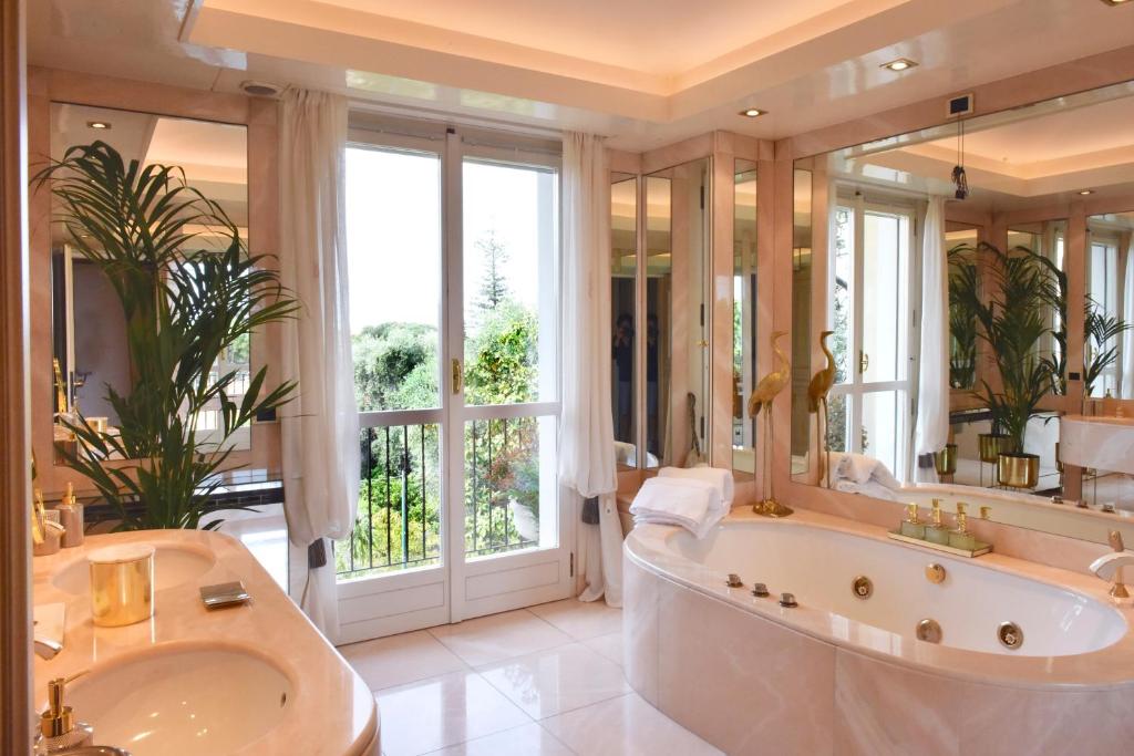 Bagno privato della suite Titania con vasca e grande specchio