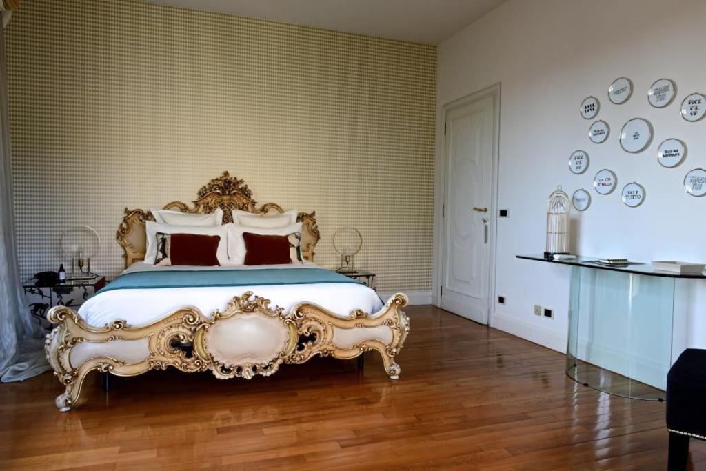 La Junior Suite Titania con letto matrimoniale decorato e pavimento in parquet